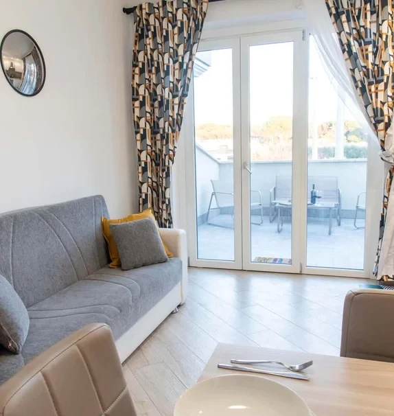 ROOFTOP APARTMENT (up to 4) with QUEEN BED, LIVING AREA, PRIVATE TERRACE, 15 min to ROME-DOWNTOWN #R13