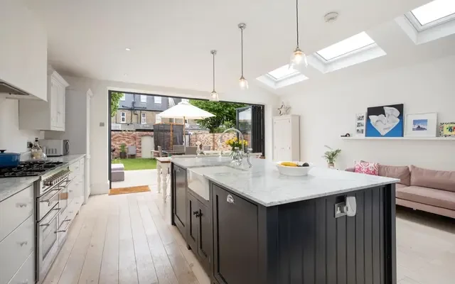 Effra Road, London, SW19 8PR 1