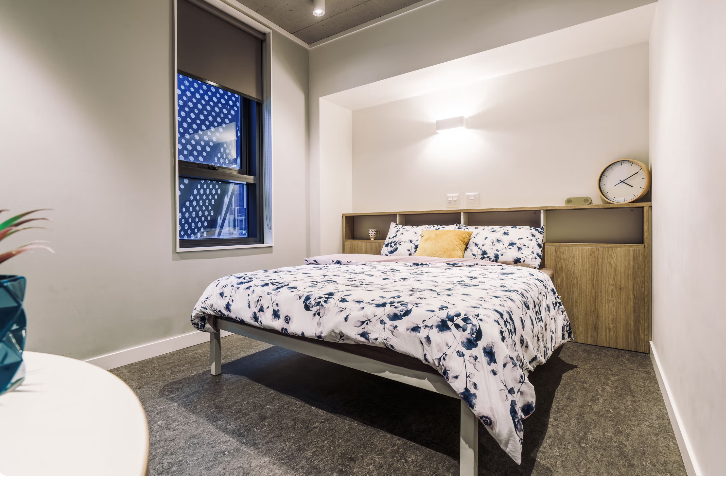 Queen Adaptable Studio