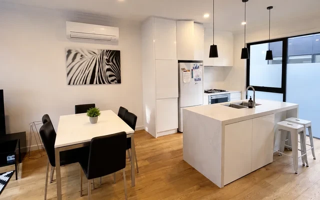 11 Bruford Road - Melbourne student accommodation - 3 Bed 3 Bath 1 Carspace