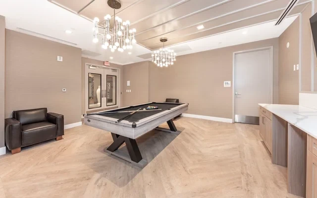 The Brady Apartment Ann Arbor - alojamiento para estudiantes en Ann Arbor - mesa de billar