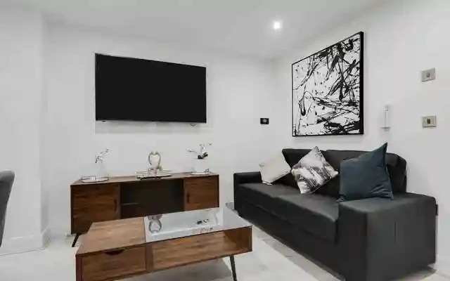 15 Halsbury road, L6 2