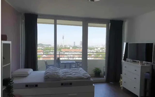 Stilvolle, geraeumige und modernisierte 1-Zimmer-Wohnung mit Balkon in Munchen 2