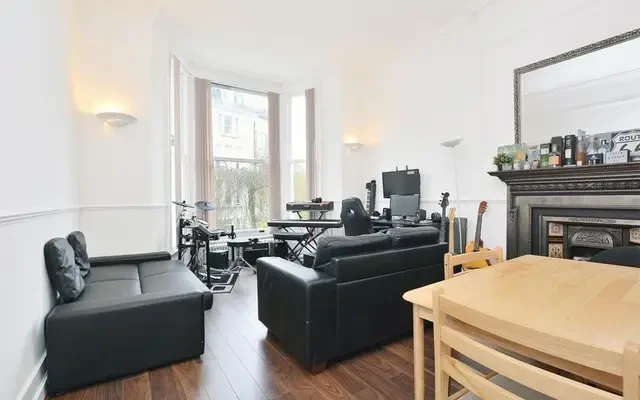 Belsize Crescent, Belsize Park, London, NW3 5QY 1