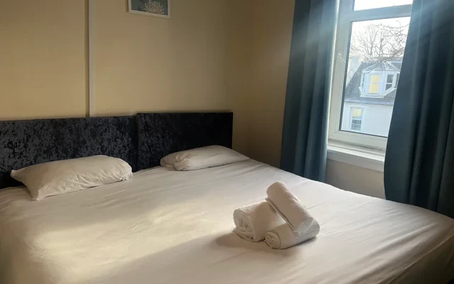 Irvine Riverside Guesthouse 4
