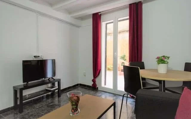 Central apartment, 3 double bedrooms with big private patio 2