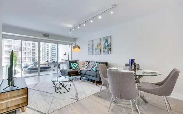 717 bay st 0