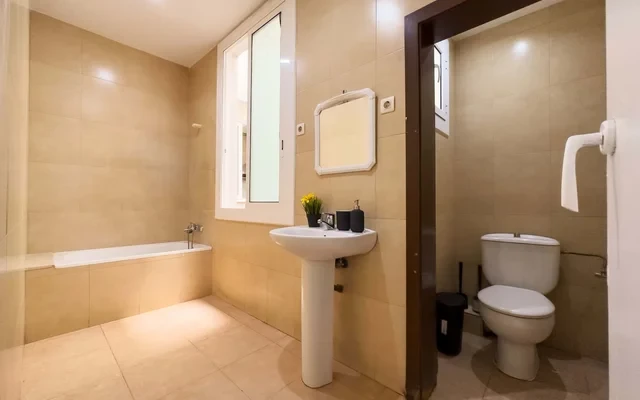 R12 - Carrer Nou de la Rambla Barcelona 08001 Spain 4