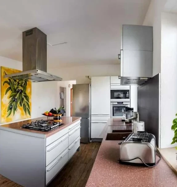 Geschmackvolle und geraeumige Wohnung mit drei Zimmern sowie Balkon und Einbaukuche in Friedrichshafen