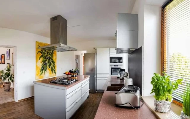 Geschmackvolle und geraeumige Wohnung mit drei Zimmern sowie Balkon und Einbaukuche in Friedrichshafen 0
