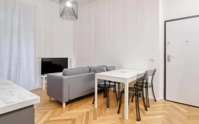 Renovated Flat by Piazza Leonardo da Vinci 4