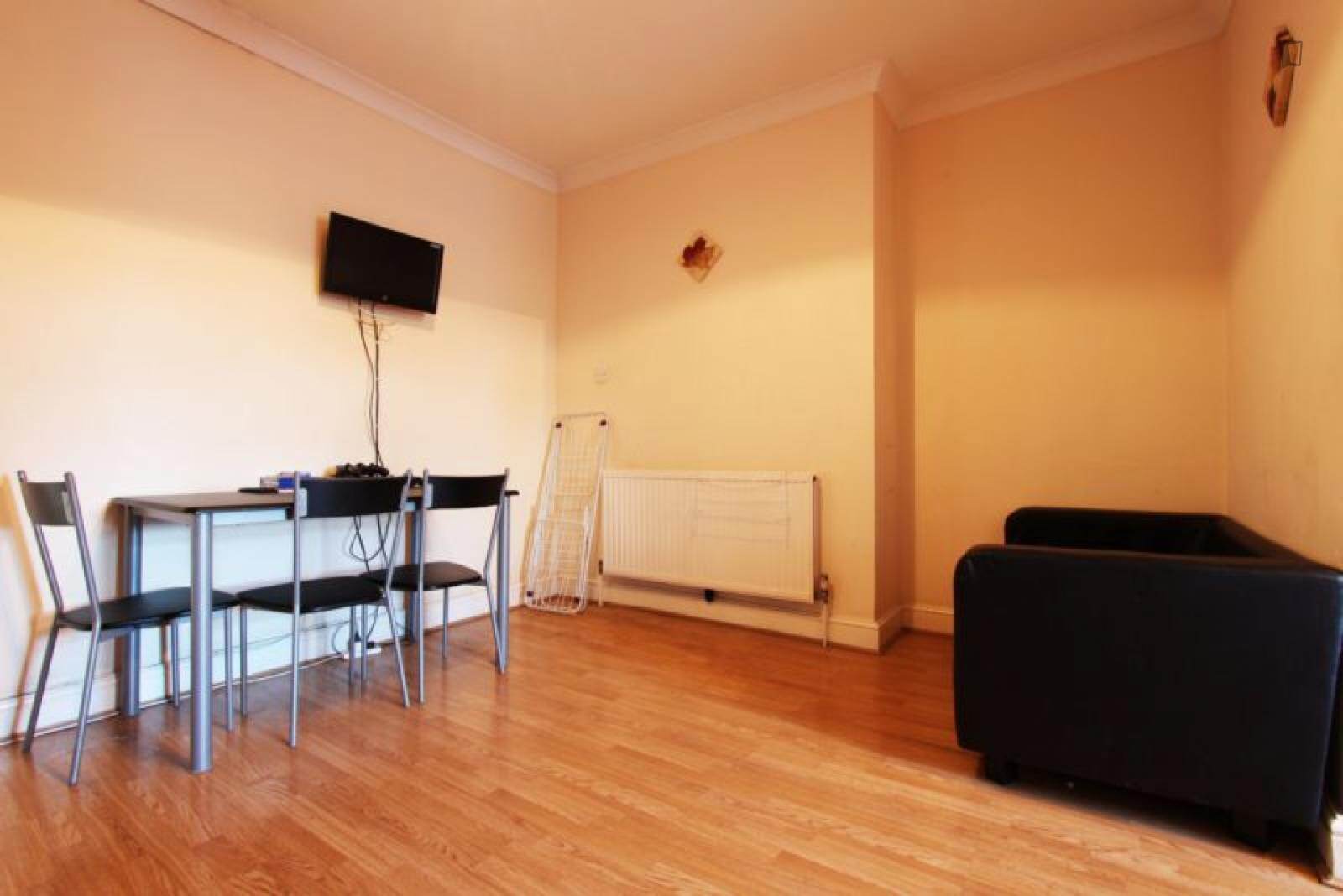 Cosy bedroom in 4-bedroom flat in London