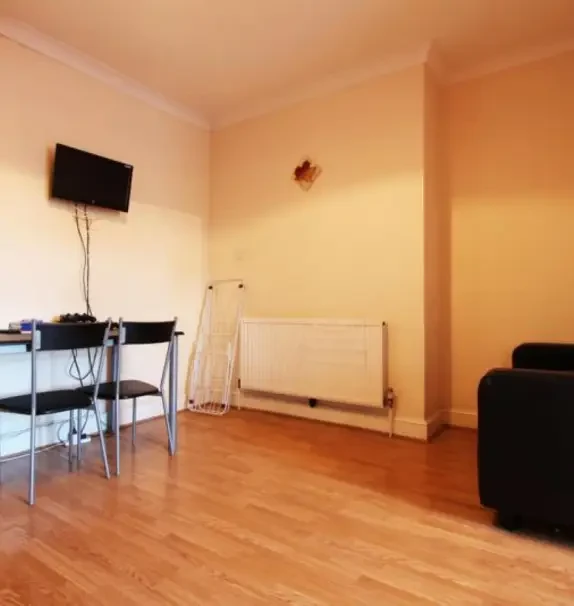 Cosy bedroom in 4-bedroom flat in London