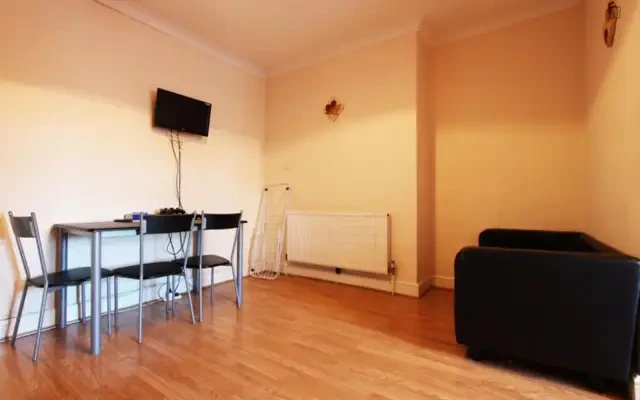 Cosy bedroom in 4-bedroom flat in London 3