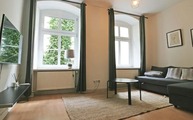Grosszugig geschnitten und mit Gartenterrasse 0
