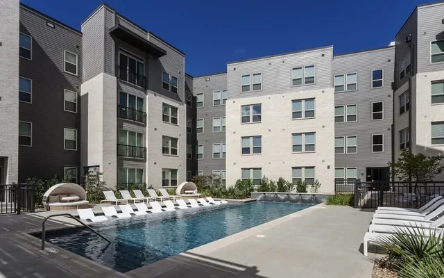 Berkeley House - College Station student accommodation - Swimming pool