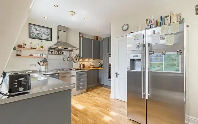 Coleherne Court, Redcliffe Gardens, Chelsea, London, SW5 0DY 3