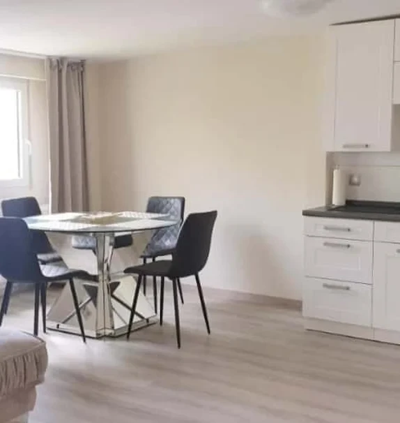 2-Zimmer-Wohnung am Karlsplatz – ideal fur Dauer- oder Firmenmiete