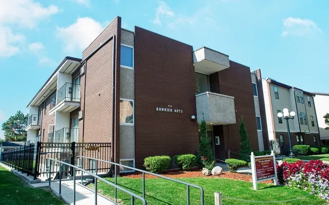911 S Locust St Champaign IL 0