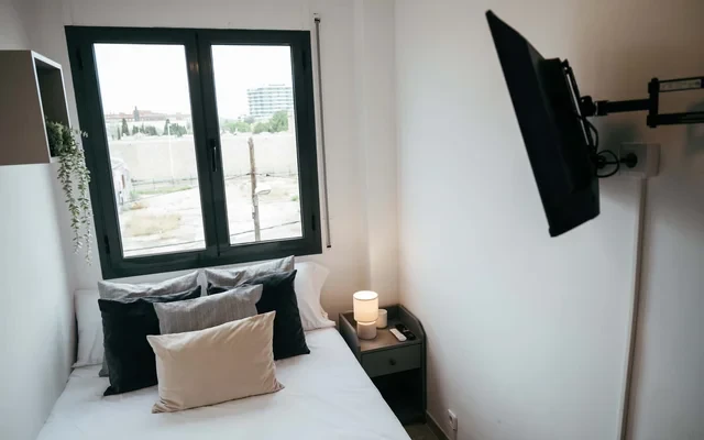SUPER BRIGHT, NEWLY RENOVATED FLAT 2