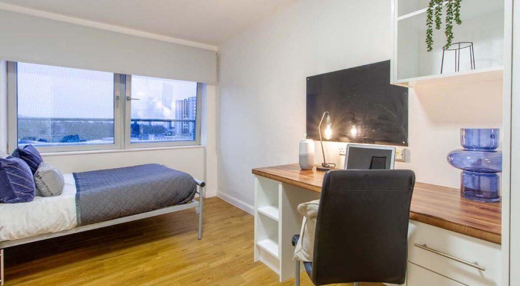 Large Silver Plus 2 bed room