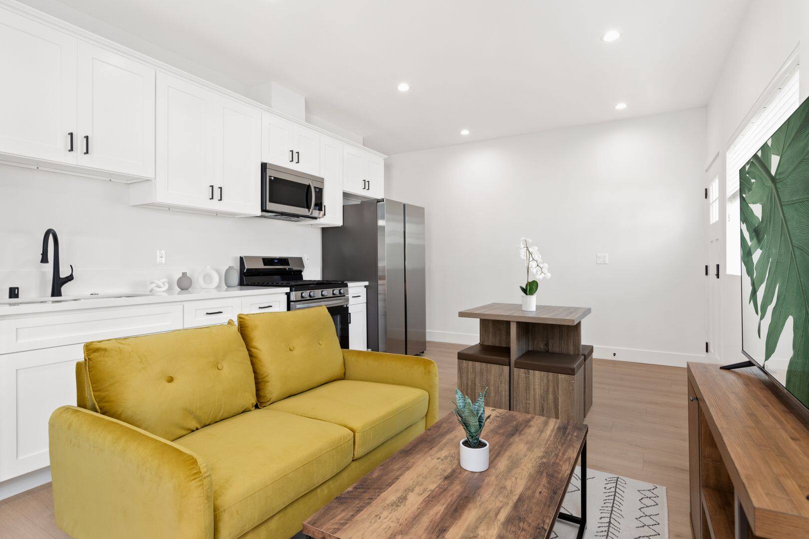1736 1/2 Kelton Ave Room 1