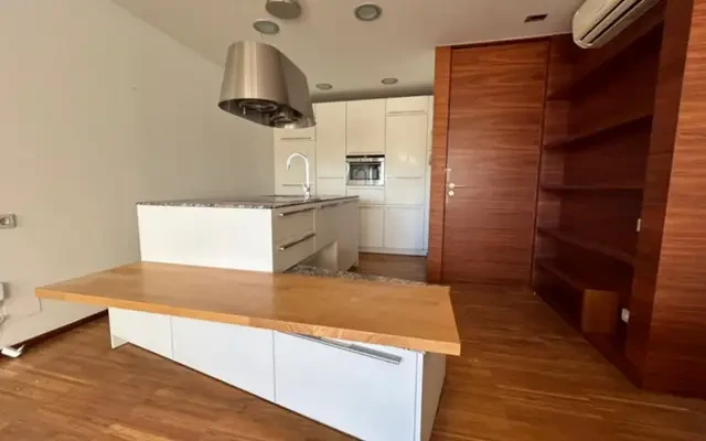 Double bedroom in 5-bedroom house 3