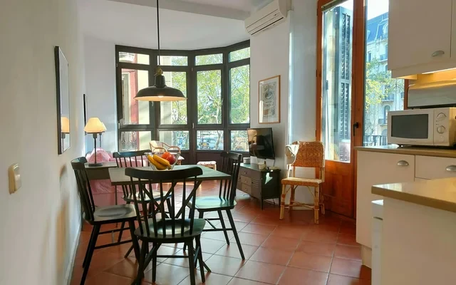 Sun-filled, comfy & central. Views of La Rambla.RJ 0