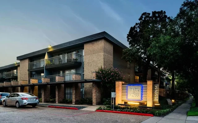 Park at Voss Apartments - alloggio per studenti a Houston