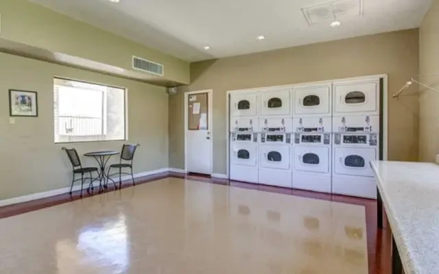 Las Brisas Apartments 4