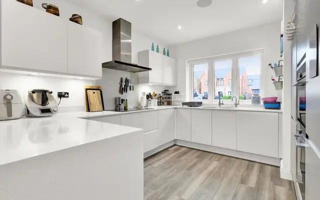 Bridges Avenue, East Molesey, Surrey, KT8 0AP 4