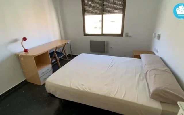 Piso de 4 habitaciones en Ciutat Vella 0