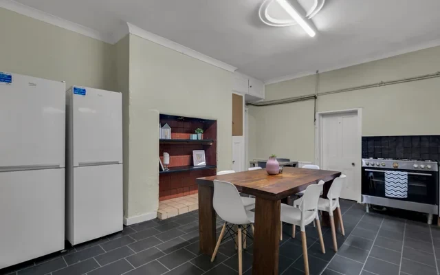 7 Beds 23 Burton Crescent 4