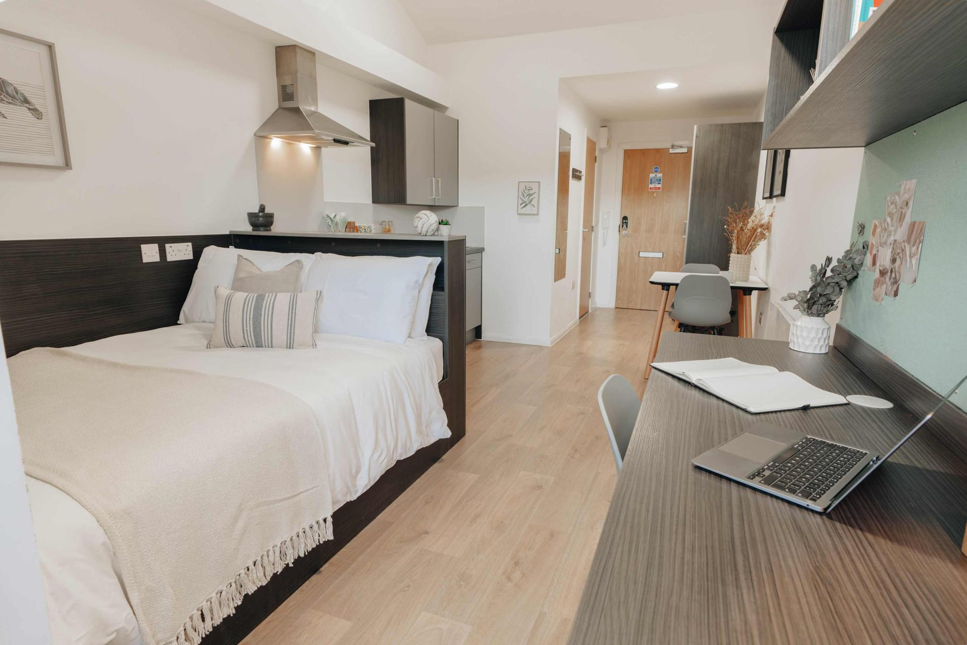 Silver Balcony Studio Riverside (Top Floor)