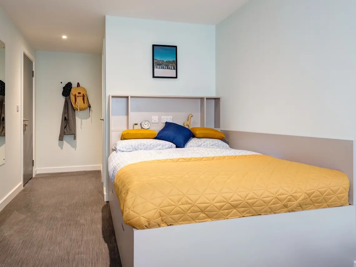 5 Bed Medium En-suite (Superior View)