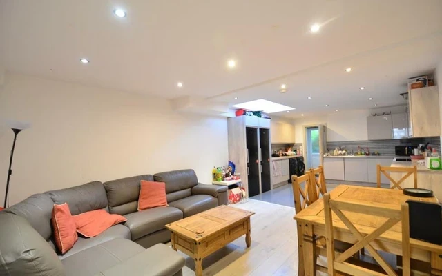 Entire Place·7B7B···247 Heeley Road, Selly Oak 4