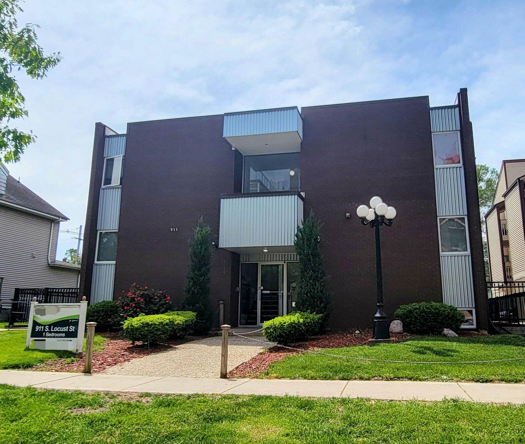 911 S Locust St Champaign IL 3
