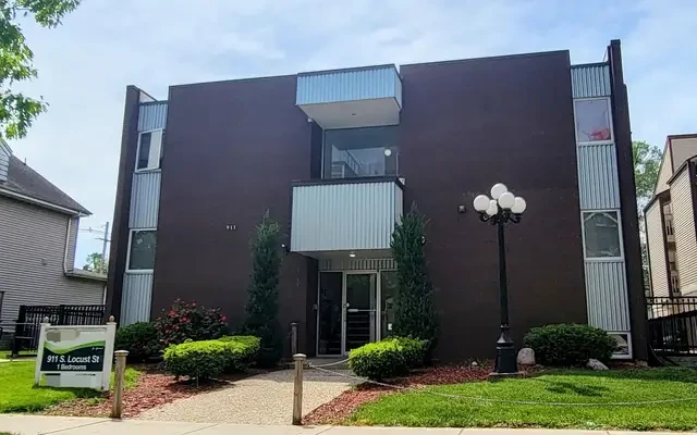 911 S Locust St Champaign IL - Champaign student accommodation