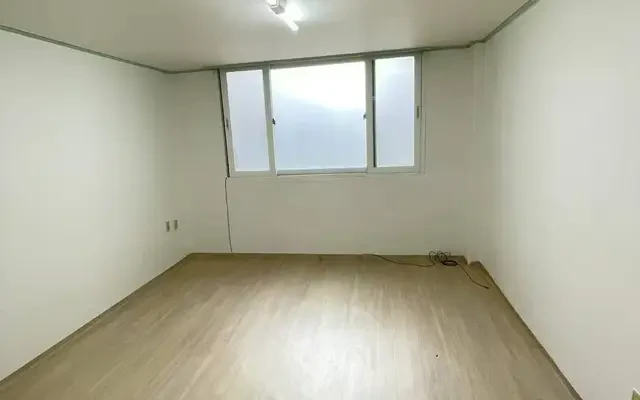 Large Open-Plan Studio In A Residential Building 3