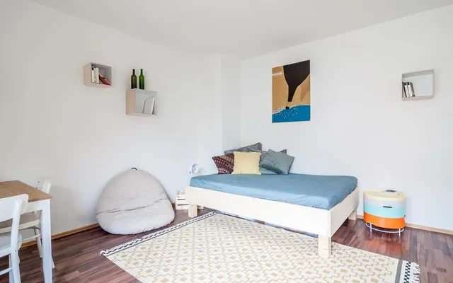 Sheila: Studio Apartment mit Balkon in Charlottenburg 3