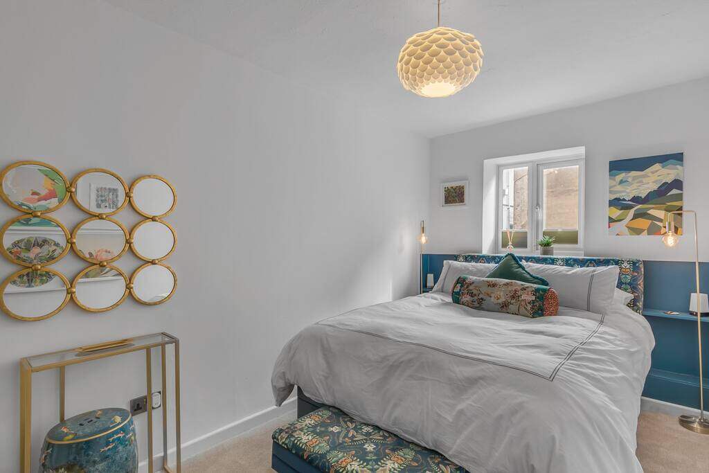 City centre flat with parking
