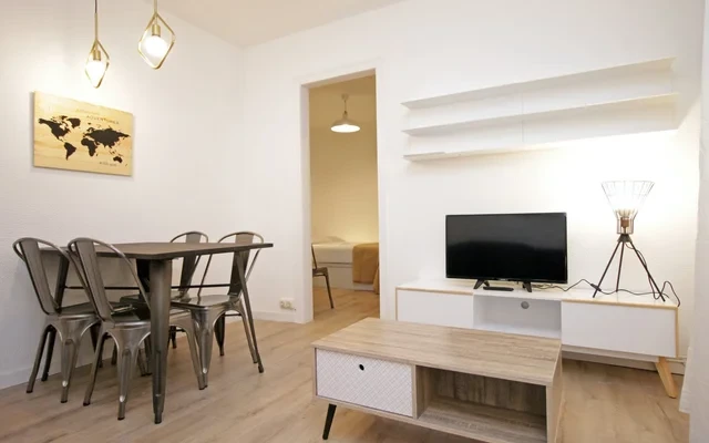 Spacious 4 bedroom apartment right in Eixample, fully equipped 3