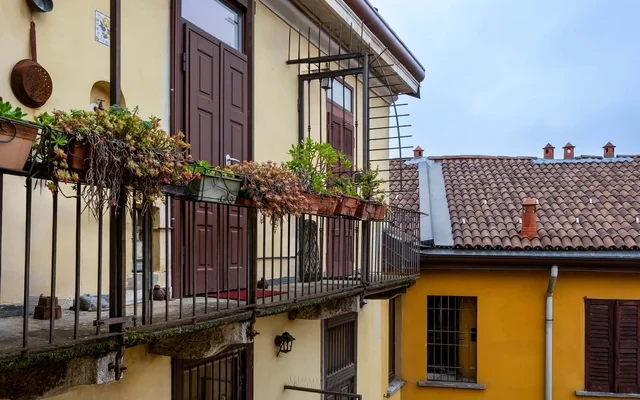 Bright Open-Space with a View of the Navigli in Via Ripa di Porta Ticinese, Milan 4