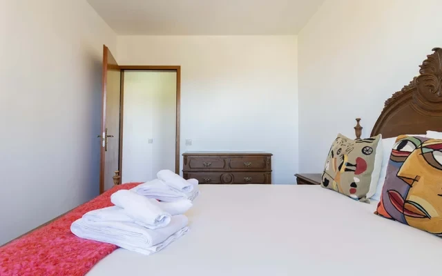 Spacious 3-Bedroom Apartment on Rua Alfredo Keil, Porto 4