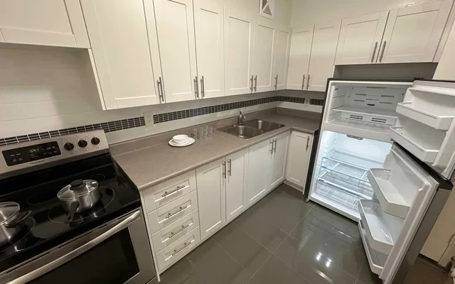 411 Duplex Ave 4