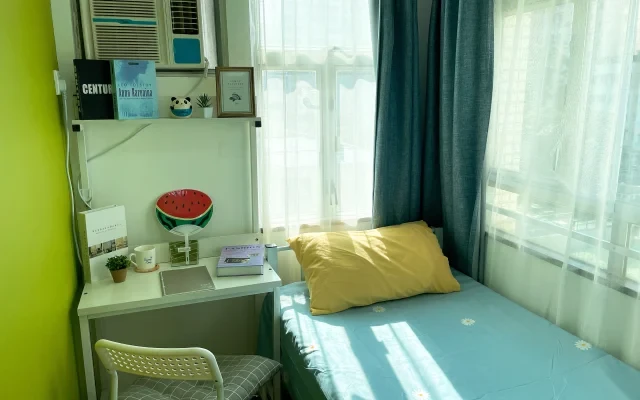 Student apartment in Prince Edward—three bedrooms and one bathroom, close to CityU and HKBU 0