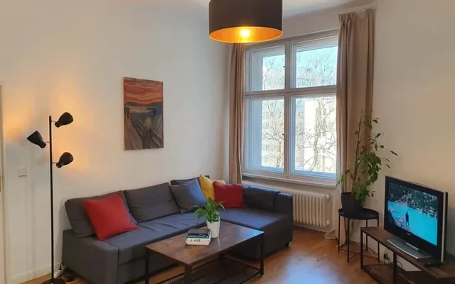 Chloe - Helle & charmante Dreizimmer-Altbau-Wohnung mit Balkon in Schoeneberg 0