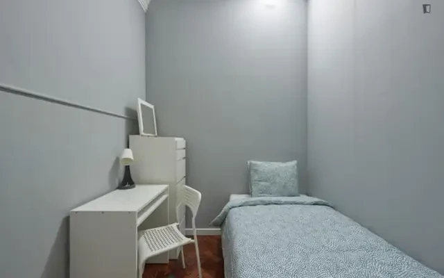 Humble single bedroom close to NOVA Uni – Studentenunterkunft in Lissabon – Single bedroom