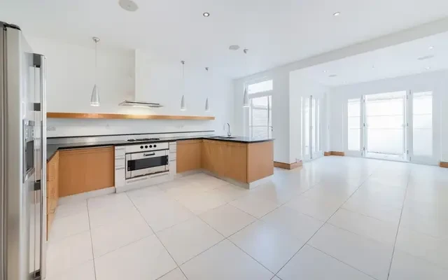 King Henry Row, Broomhouse Road, Fulham, London, SW6 3QU 1