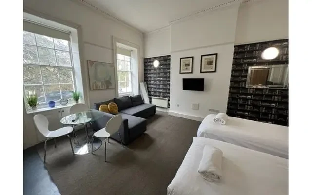 Berkeley Square, BS8 1HG 4